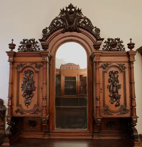 Vollfigürliches Gründerzeit Buffet mit Jagdszenen gefertigt 1880 Antik Kolosseum