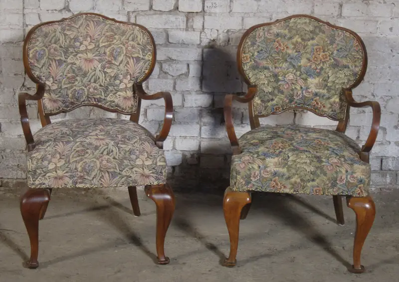 Zwei formschöne Sessel mti geschwungenen Beinen aus dem Art Deco Antik Kolosseum 0