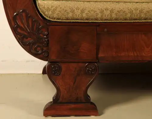 Elegantes Biedermeier Sofa in Gondelform gefertigt aus Mahagoni Antik Kolosseum