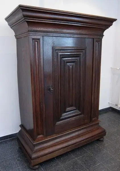 Kleiner Eintüriger orginal Frankfurter Wellenschrank aus Eiche Antik Kolosseum 2
