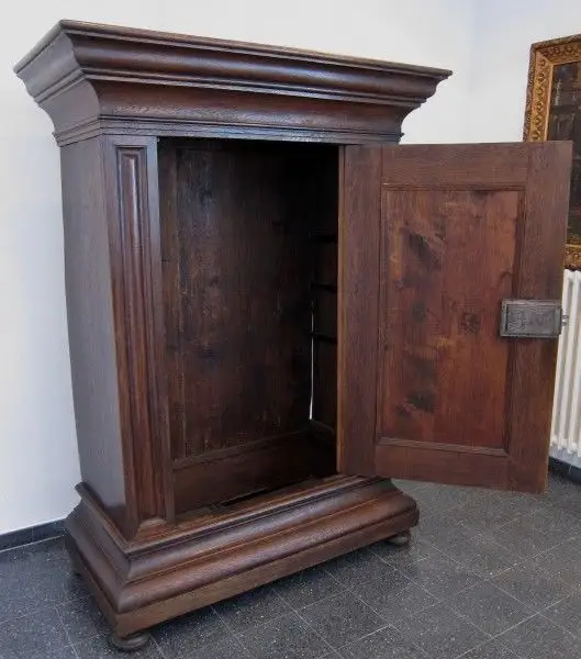 Kleiner Eintüriger orginal Frankfurter Wellenschrank aus Eiche Antik Kolosseum 4