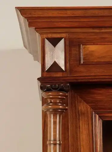 Elegante Gründerzeit Vitrine mit Vollsäulen gefertigt um 1900 Antik Kolosseum