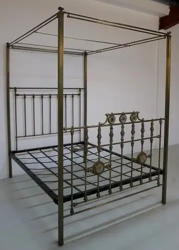 Jugendstil Himmelbett aus Messing mit Perlmuteinalgen um 1900 Antik Kolosseum