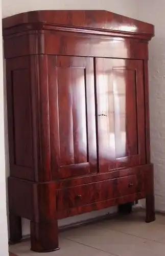 Restaurierter eleganter Biedermeier Kleiderschrank aus Mahagoni Antik Kolosseum