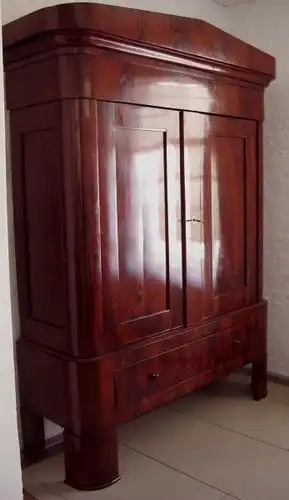 Restaurierter eleganter Biedermeier Kleiderschrank aus Mahagoni Antik Kolosseum