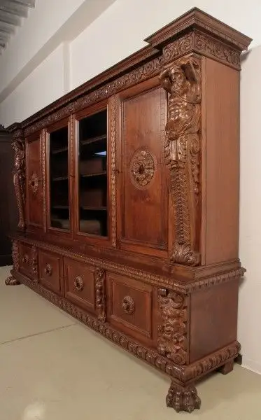 Neorenaissance Bücherschrank mit figürlichen Darstellungen Antik Kolosseum 2