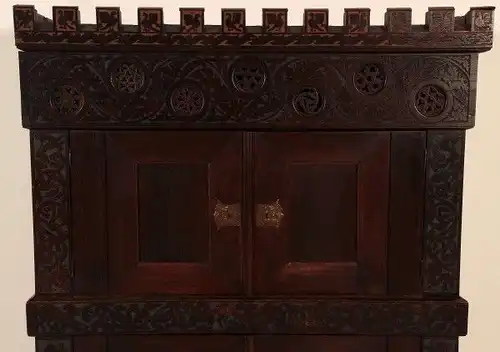 Seltener Neogotischer Kabinettschrank aus Eiche um 1880 Antik Kolosseum