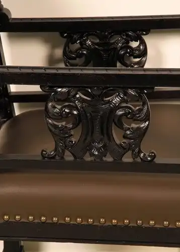Restaurierter Armlehner Schreibtischstuhl mit Echtlederbezug Antik Kolosseum