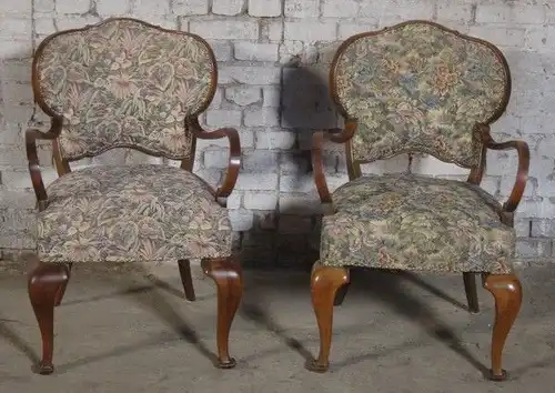 Zwei formschöne Sessel mti geschwungenen Beinen aus dem Art Deco Antik Kolosseum