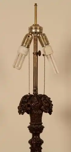 Schöne Nussbaum Neorenaissance Stehlampe mit Ablagetisch Antik Kolosseum