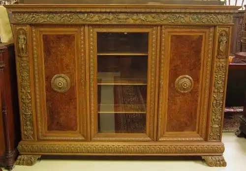 Klassischer figürlicher Neorenaissance Bücherschrank aus NussbaumAntik Kolosseum