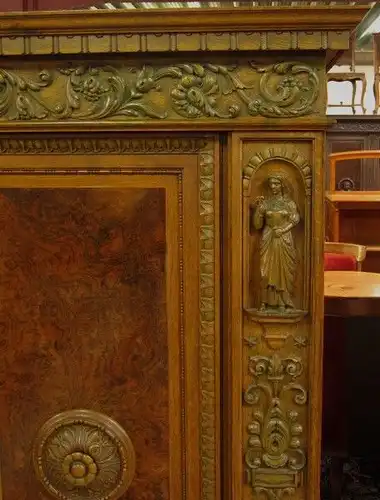 Klassischer figürlicher Neorenaissance Bücherschrank aus NussbaumAntik Kolosseum