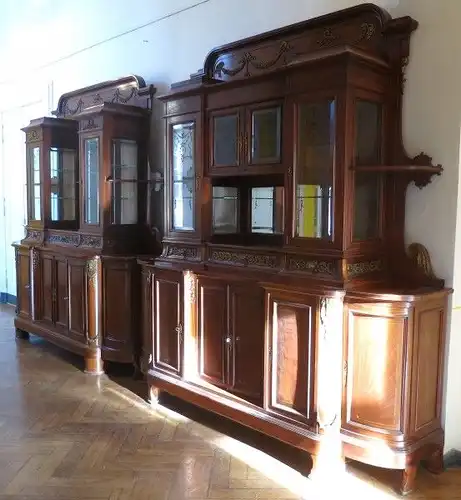 Elegantes Paar monumentaler Jugendstil Buffets aus Mahagoni Antik Kolosseum