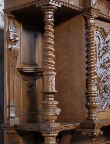 Gründerzeit Prunk Buffet mit gedrehten Säulen und Schnitzwerk Antik Kolosseum