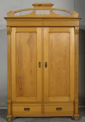 Formschöner Weichholz Kleiderschrank aus dem Jugendstil Antik Kolosseum