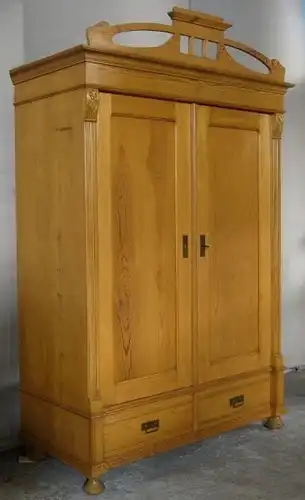 Formschöner Weichholz Kleiderschrank aus dem Jugendstil Antik Kolosseum