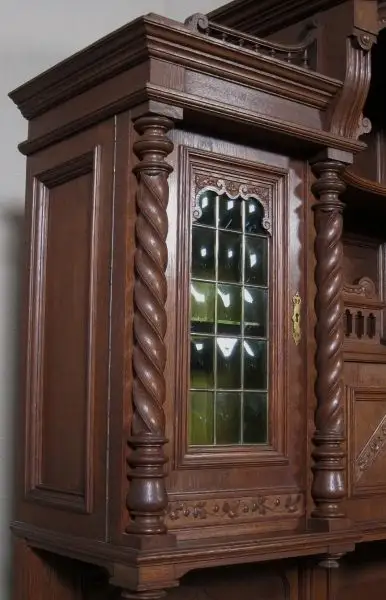 Schönes Jugendstil Nussbaum Buffet mit grünen Butzenscheiben Antik Kolosseum 9