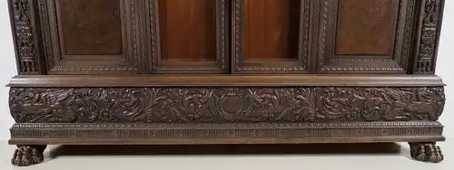 Viertüriger Neorenaissance Bücherschrank mit Figuren Antik Kolosseum