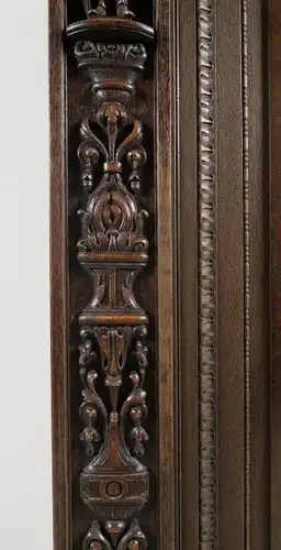 Viertüriger Neorenaissance Bücherschrank mit Figuren Antik Kolosseum