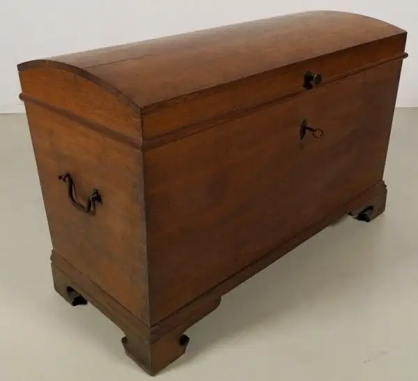 Biedermeier Wäschetruhe / Runddeckeltruhe aus Eiche Antik Kolosseum 1