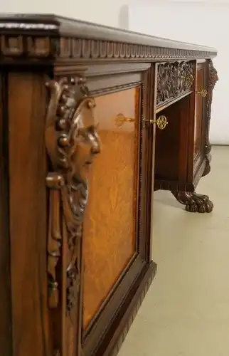 Feiner Neorenaissance Schreibtisch mit geschnitzten Köpfen Antik Kolosseum