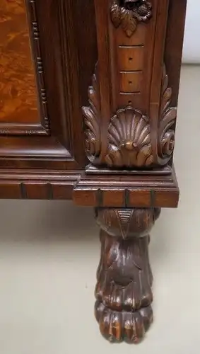 Feiner Neorenaissance Schreibtisch mit geschnitzten Köpfen Antik Kolosseum