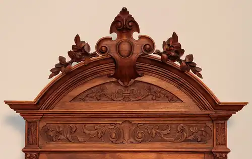 Schönes Gründerzeit Schlafzimmer mit geschnitzten Kronen Antik Kolosseum