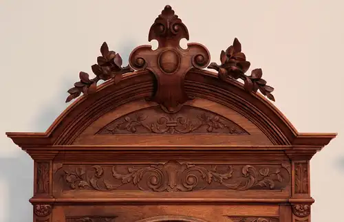 Schönes Gründerzeit Schlafzimmer mit geschnitzten Kronen Antik Kolosseum