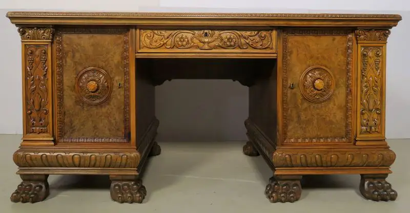 Eleganter Neorenaissance Schreibtisch mit schönen Schnitzereien Antik Kolosseum 0