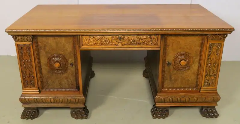 Eleganter Neorenaissance Schreibtisch mit schönen Schnitzereien Antik Kolosseum 1