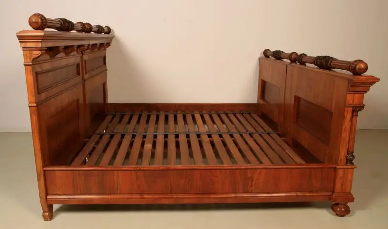 Prunkvolles restauriertes Gründerzeit Doppel - Bett aus Nussbaum Antik Kolosseum 2
