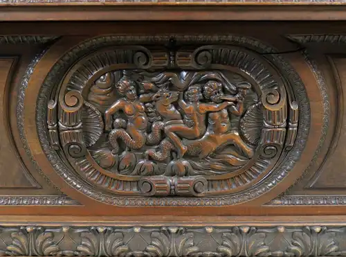 Große Neorenaissance Vitrine aus Nussbaum gefertigt um 1920 Antik Kolosseum