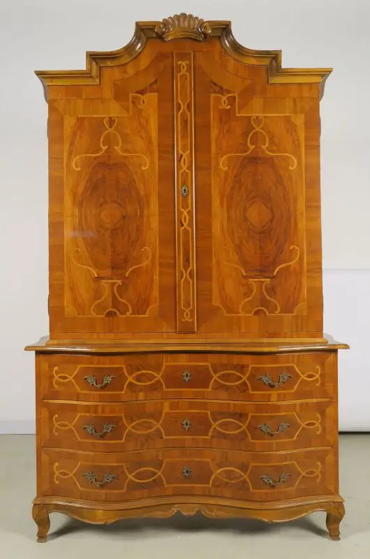 Heller Neobarock Stil Kabinettschrank aus Nussbaum Antik Kolosseum 0