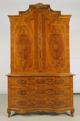 Heller Neobarock Stil Kabinettschrank aus Nussbaum Antik Kolosseum