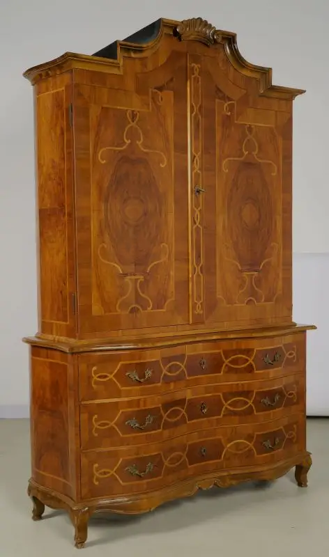 Heller Neobarock Stil Kabinettschrank aus Nussbaum Antik Kolosseum 1