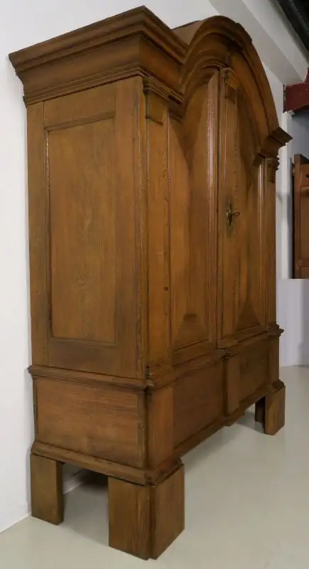Restaurierter original Barock Kleiderschrank mit Rundbogen Antik Kolosseum 2