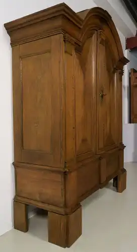 Restaurierter original Barock Kleiderschrank mit Rundbogen Antik Kolosseum
