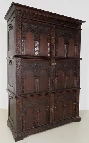 Musealer Eiche Brandschrank von 1901 mit schönem Schnitzwerk Antik Kolosseum
