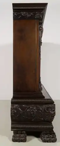 Monumentaler Neorenaissance Bücherschrank mit Widderköpfen Antik Kolosseum