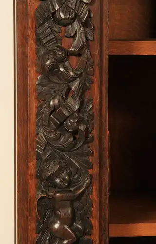 Komplett geschnitzter eintüriger Danziger Schapp aus Nussbaum Antik Kolosseum