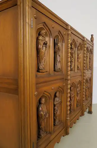 Original Apostelschrank mit zwölf figürlichen Darstellungen Antik Kolosseum