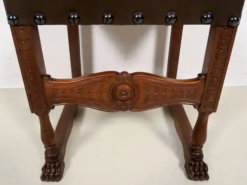Acht figürliche Neorenaissance Stühle aus Nussbaum Antik Kolosseum