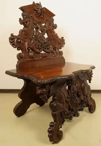 Geschnitzte Historismus Sitzbank gefertigt um 1880 aus Nussbaum Antik Kolosseum