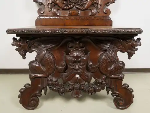 Geschnitzte Historismus Sitzbank gefertigt um 1880 aus Nussbaum Antik Kolosseum