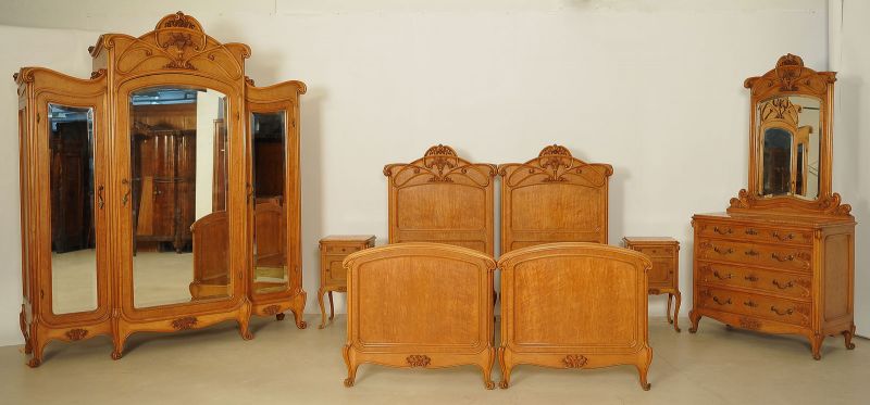 Elegantes sechsteiliges Jugendstil Schlafzimmer aus Ahorn Antik ... Elegantes sechsteiliges Jugendstil Schlafzimmer aus Ahorn Antik ...