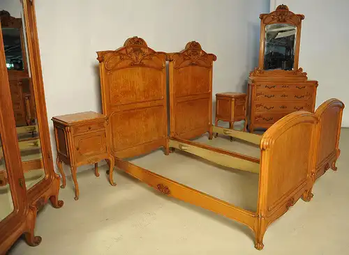 Elegantes sechsteiliges Jugendstil Schlafzimmer aus Ahorn Antik Kolosseum