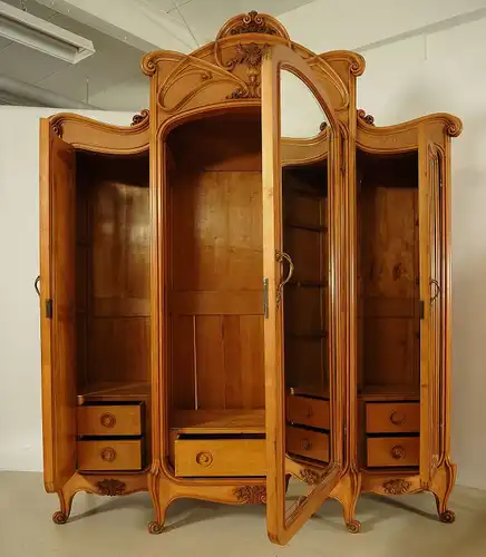 Elegantes sechsteiliges Jugendstil Schlafzimmer aus Ahorn Antik Kolosseum