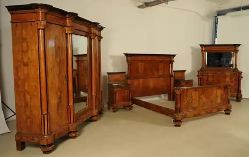 Komplettes fünfteiliges Neo Empire Schlafzimmer aus Nussbaum Antik Kolosseum