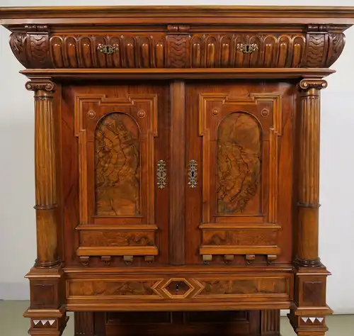 Wunderschöner Gründerzeit Kabinettschrank aus Nussbaum Antik Kolosseum