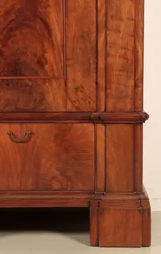 Aussergewöhnlicher Mahagoni Biedermeier Wäsche- Kleiderschrank Antik Kolosseum